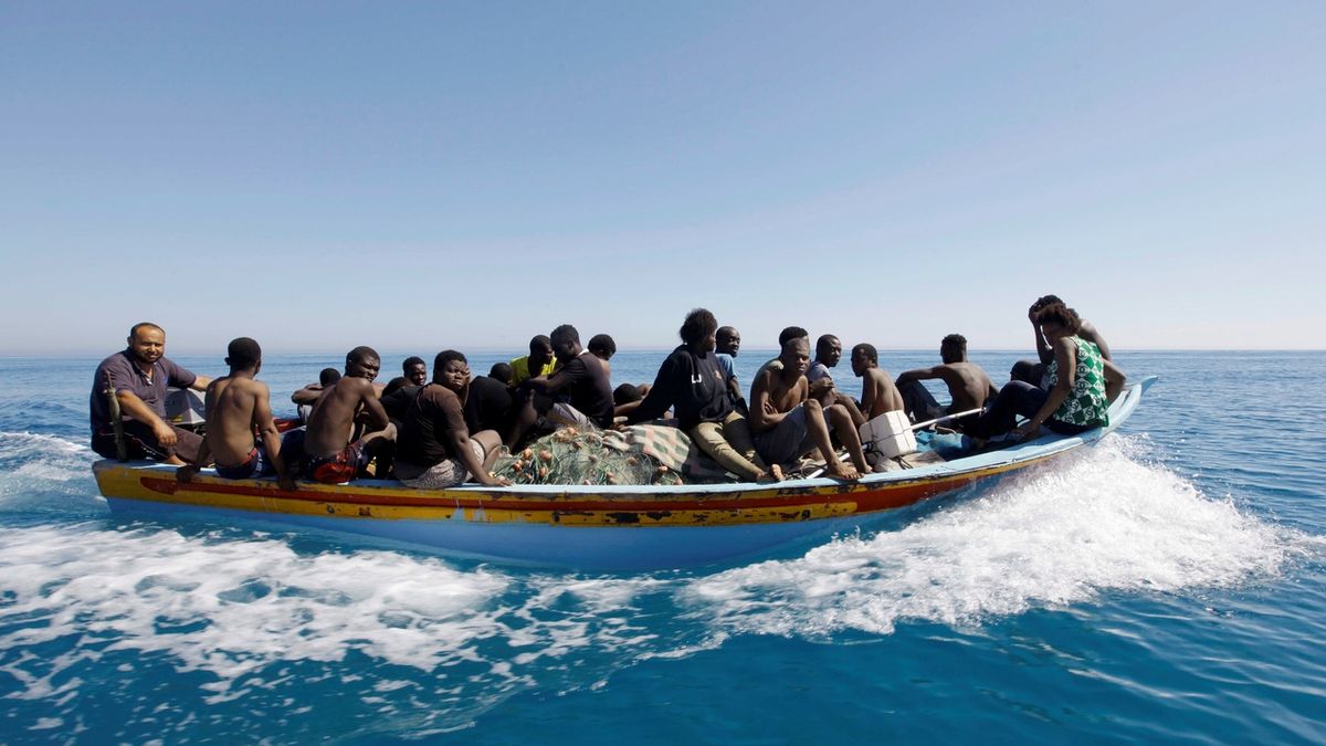 Migranti na člunu se snaží překonat Středozemní moře a dostat se k italským břehům. 
