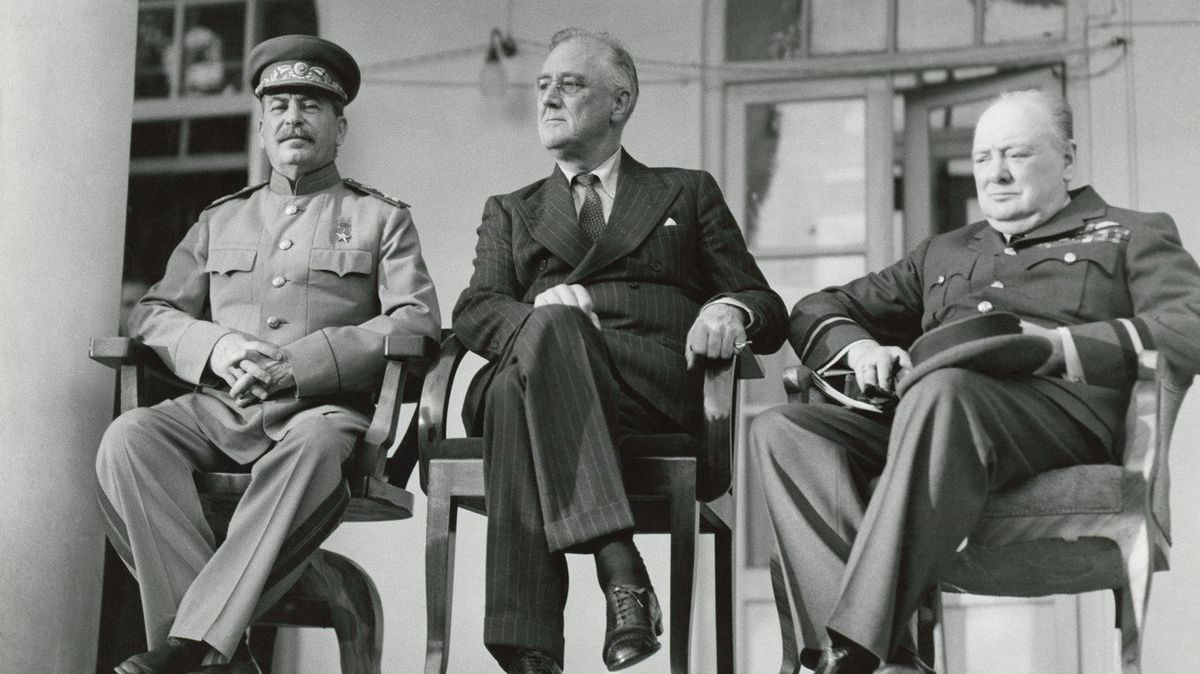 Velká trojka – J. Stalin, F. Roosevelt a W. Churchill – během konference v Teheránu (1943).