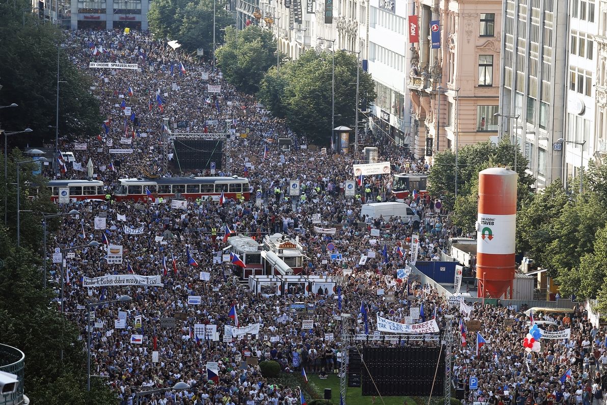 Demonstrace proti Andreji Babišovi a Marii Benešové na Václavském náměstí