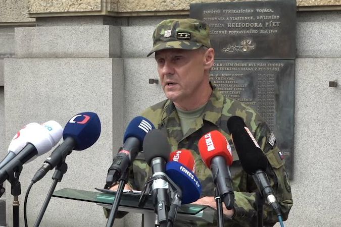 Tisková konference zástupce náčelníka Generálního štábu Jiřího Vernera k úmrtí tří českých vojáků v Afghánistánu