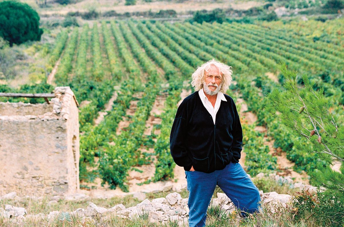 Již třicet let je vinařem. Vinice má na jihu Francie.