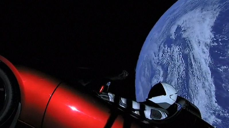 Tesla Roadster pluje vesmírem