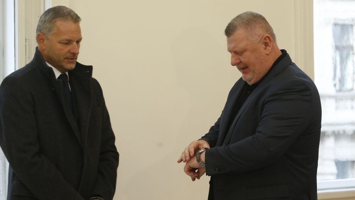 Soud v kauze jízdenek pro pražský dopravní podnik, na snímku obžalovaný podnikatel Ivo Rittig (vpravo) se svým advokátem Vlastimilem Rampulou