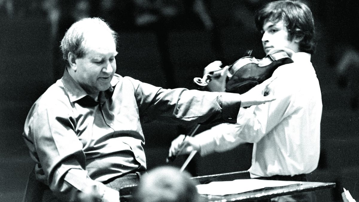 Když jsme s Davidem Oistrachem společně vystoupili na Pražském jaru v roce 1972 (dva roky před jeho smrtí), obdivoval jsem jeho úžasnou schopnost dirigovat velký symfonický orchestr, jako byla Česká filharmonie. 
