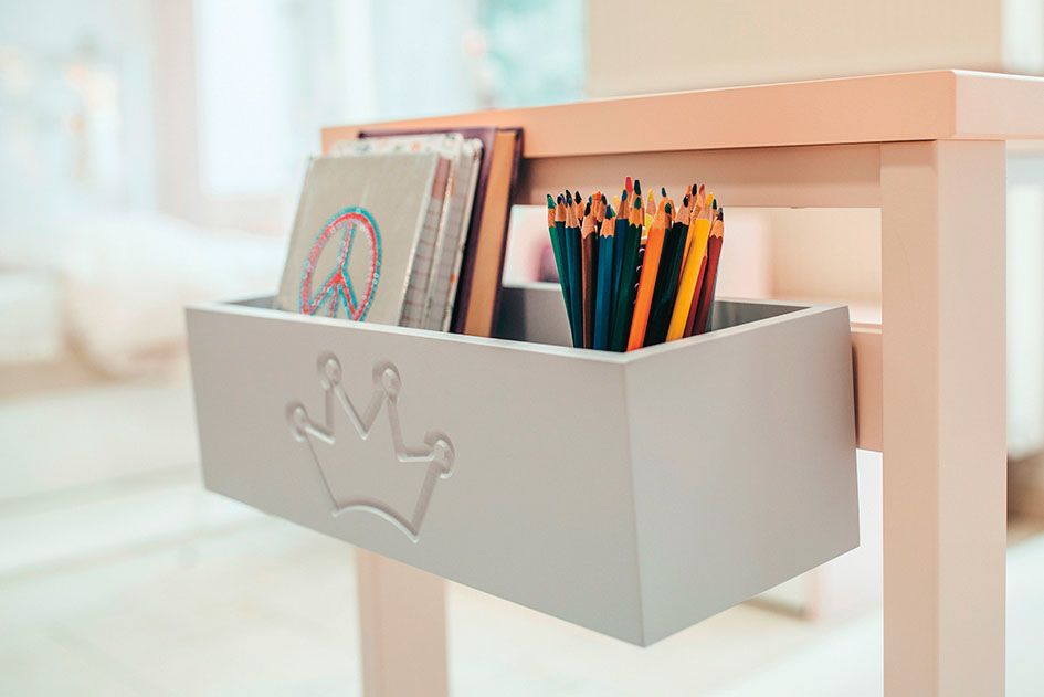 Úložný box na školní potřeby lze zavěsit na kraj stolu. 