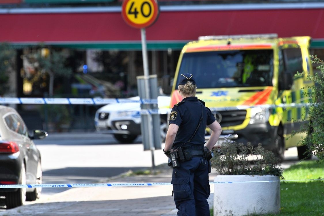 Policistka na místě, kde byla zavražděna třicetiletá žena v jihošvédském Malmö