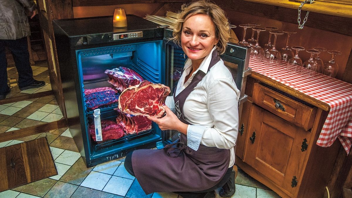 Šéfkuchařka Víťa Bajčanová u lednice se sterilním prostředím, kde hovězí maso dál dozrává.