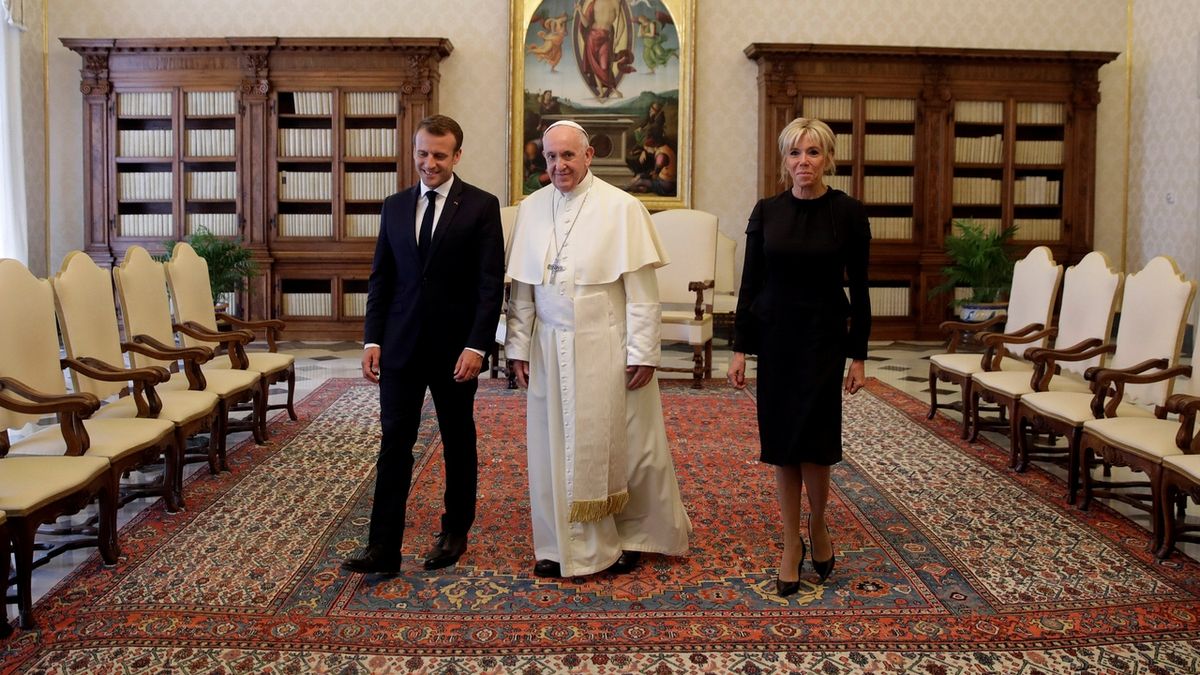 Francouzský prezident Emmanuel Macron (zleva), papež František a prezidentova manželka Brigitte