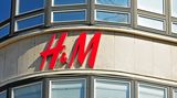 Obchodní řetězec H&M čelí kritice kvůli údajnému rasismu