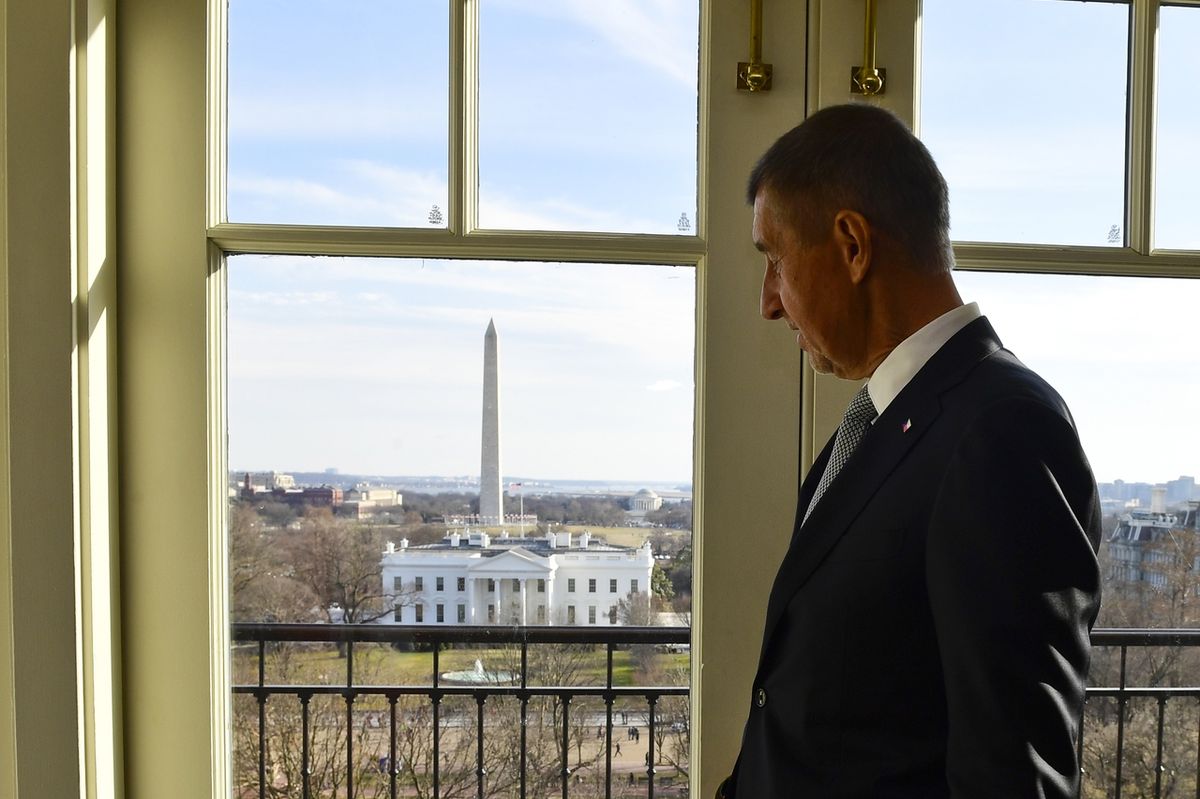 Premiér Andrej Babiš sleduje z hotelu, kde byl ubytován, budovu Bílého domu ve Washingtonu