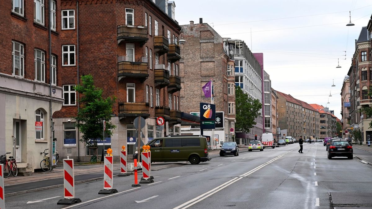 Uzavřená oblast kolem kodaňské policejní stanice, kterou poničil výbuch.