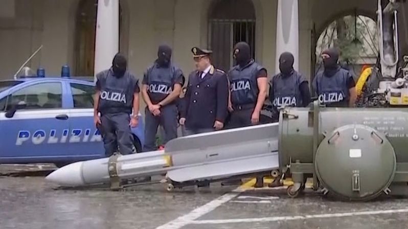 BEZ KOMENTÁŘE: Policie zabavila italským extremistům raketu vzduch-vzduch a automatické útočné pušky