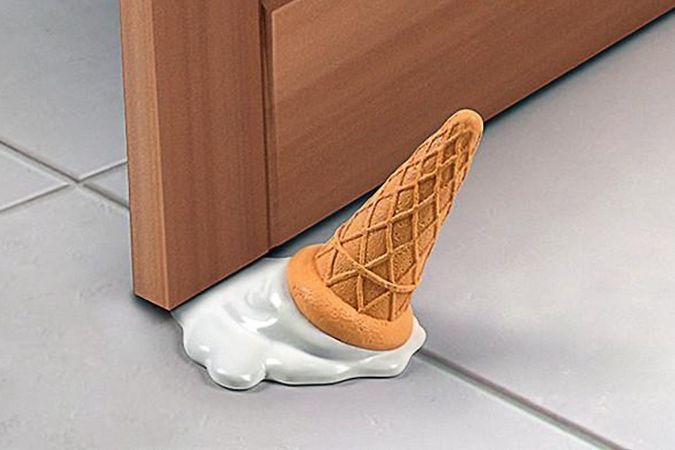 Spadlý kornout se zmrzlinou coby zarážka je vtipným zpestřením domácnosti.