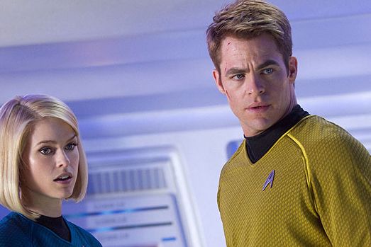 Star Trek bude nadále přehlídkou krásných hereček, ale zůstanou oblečené, vzkazují tvůrci. (Chris Pine a Alice Eveová)