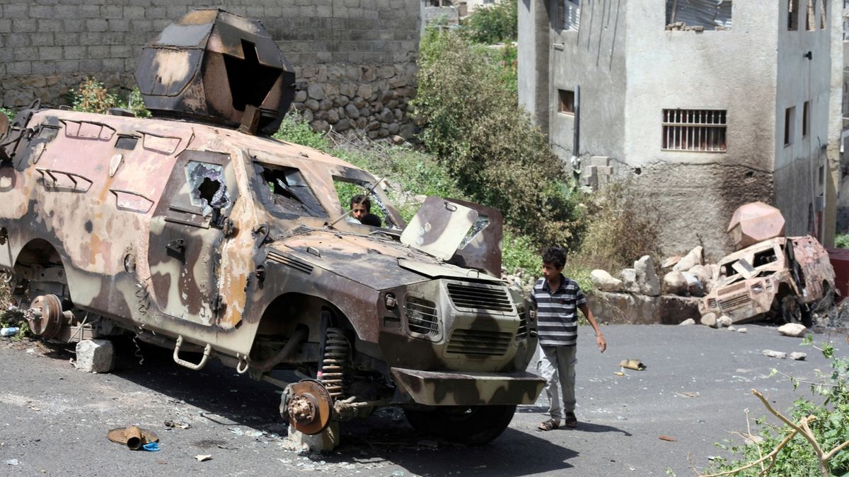 Obrněná vozidla zničená při bojích v Taízu, když se proti sobě obrátily různé milice podporované Saúdy 
