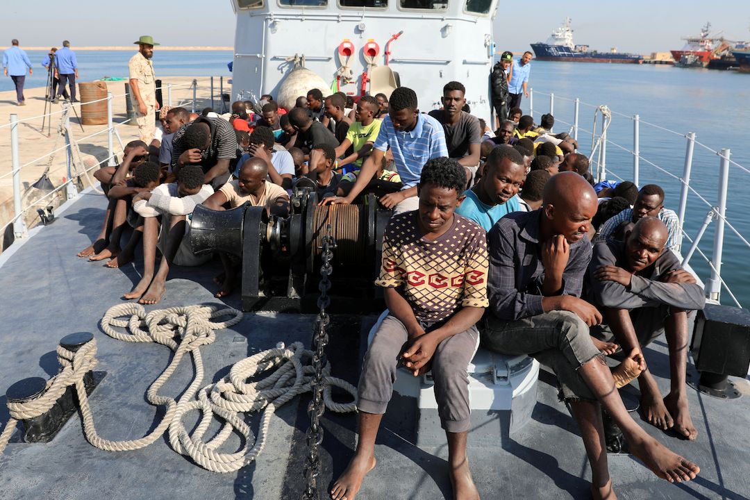 Migranti na libyjském pobřeží