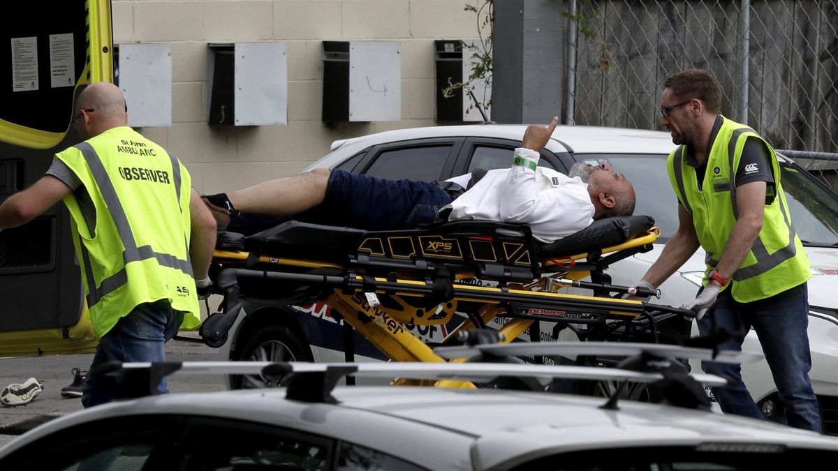 Záchranáři odnášejí jednu z obětí pátečního masakru v novozélandském městě Christchurch, kde 28letý Australan Brenton Tarrant postřílel ve dvou mešitách 49 lidí. Padesát dalších lidí bylo zraněno. 