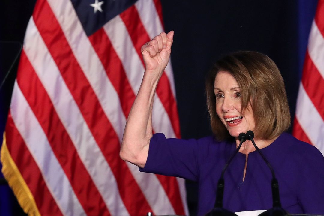 Předsedkyně demokratické menšiny ve sněmovně Nancy Pelosiová se raduje.