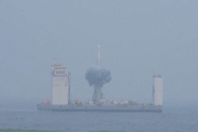 BEZ KOMENTÁŘE: Čína poprvé vyslala do kosmu raketu, která odstartovala z moře
