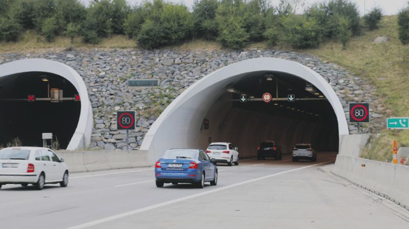 Kamion na D1 vjel do protisměru a zkomplikoval dopravu u Ostravy
