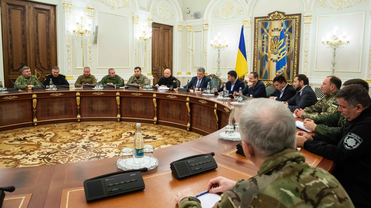 Zasedání ukrajinské Rady národní bezpečnosti a obrany. Uprostřed prezident Petro Porošenko