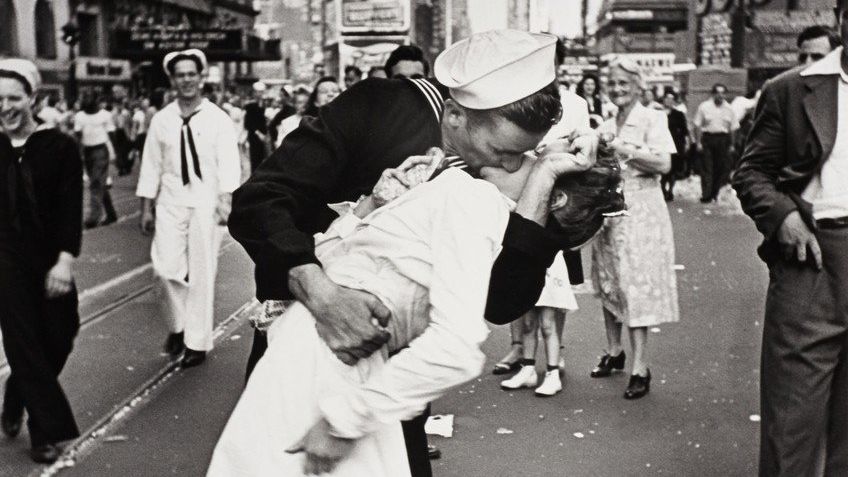 Jedna z nejznámějších fotografií zachycuje spontánní radost lidí po skončení druhé světové války. Alfred Eisenstaedt ji pořídil na newyorském Times Square.