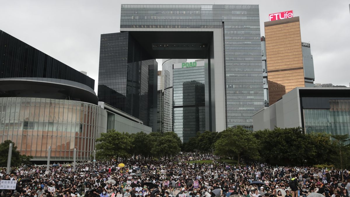 Výzvy ke stávce se účastnil jen zlomek obyvatel Hongkongu. Veřejná doprava, obchody i úřady fungují.