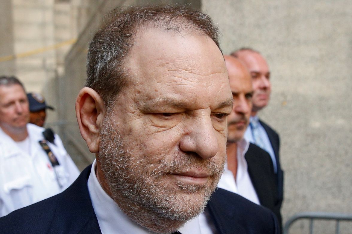 Harvey Weinstein odchází od soudu.