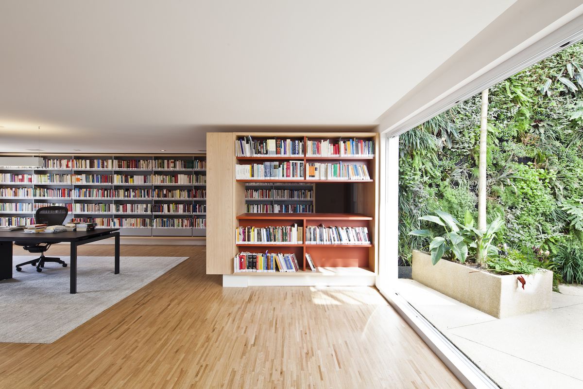 V prostředním podlaží bytu je především velká místnost s knihovnami, které vytvářejí zázemí pro práci spisovatele.
