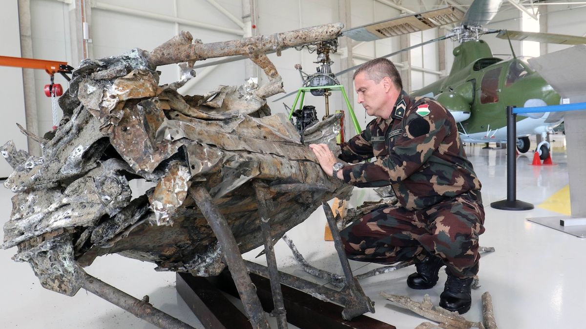 Podporučík Károly Magó ukazuje část sestřeleného letadla B-24G Liberator