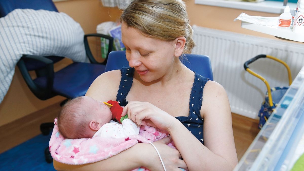 Maminky většinou nemohou být se svými miminky v nemocnici celé týdny 24 hodin denně. Ilona jim pomáhá tím, že jejich nedonošená miminka chová, přebaluje je, ale také vozí na vyšetření.