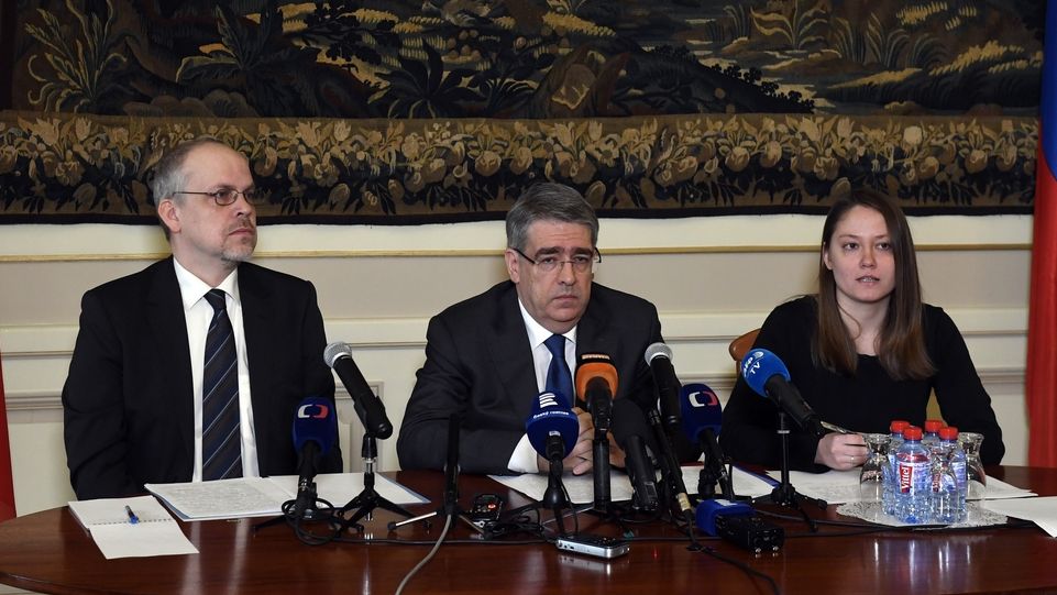 Ruský velvyslanec v České republice Alexandr Zmejevskij (uprostřed) na tiskové konferenci