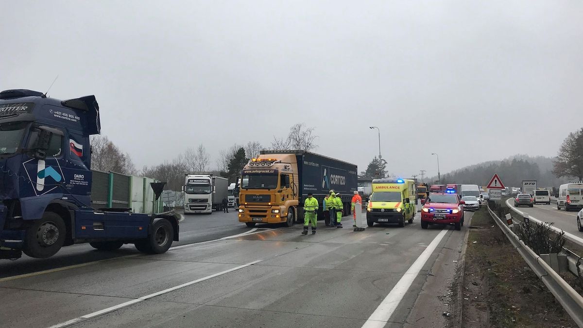 Nehoda dvou kamionů na dálnici D1 u Mirošovic