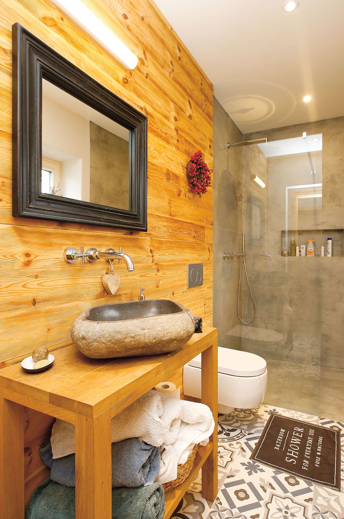 Dřevo je tu dominantní i v moderních a útulných koupelnách - v podkroví i v přízemí.