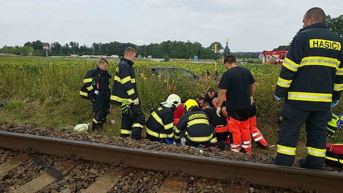 Srážka auta s vlakem ve Stéblové