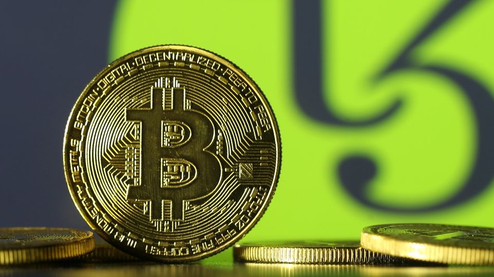Bitcoin se vyhoupl k rekordní metě, jedna mince stojí 1,3 milionu korun