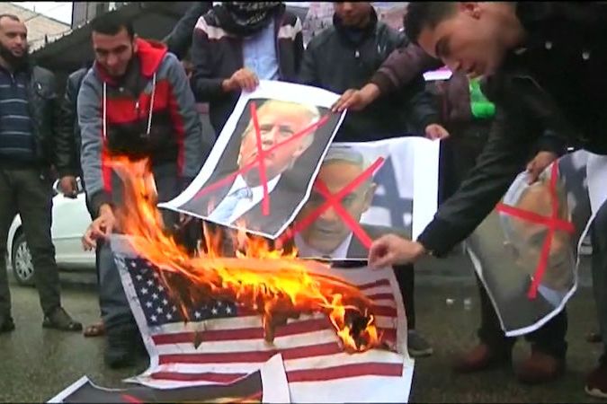 BEZ KOMENTÁŘE: Palestinci pálí vlajky USA i fotky Trumpa