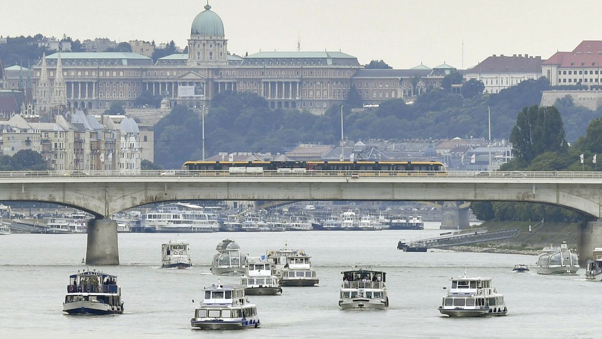 Formace lodí na budapešťském úseku Dunaje při pohřbu obětí lodního neštěstí z konce května.