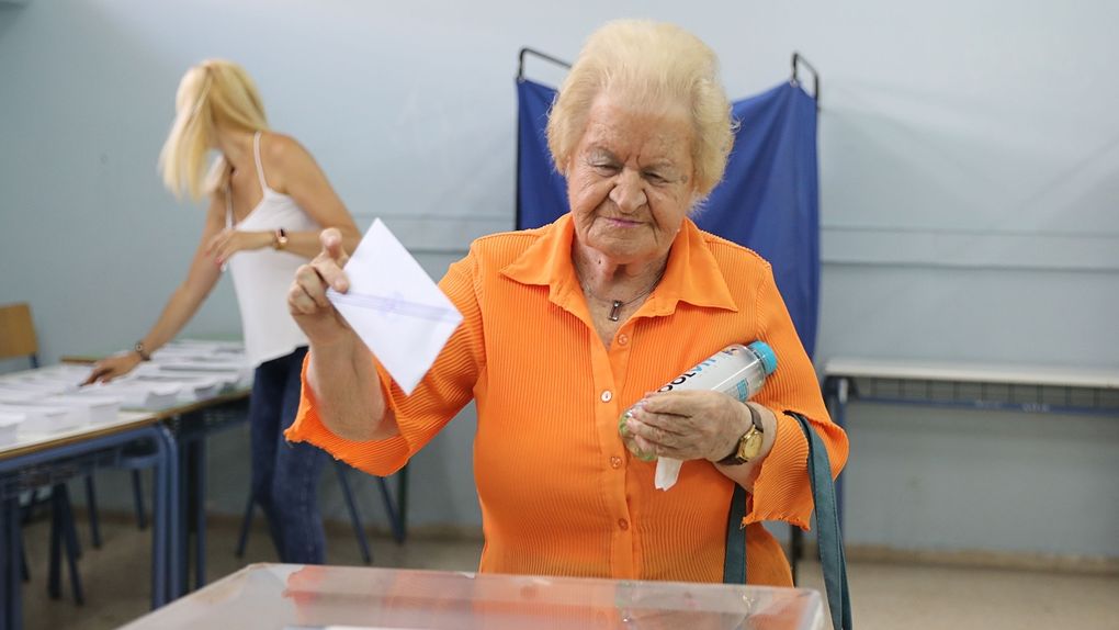 Žena ve volební místnosti v Aténách.