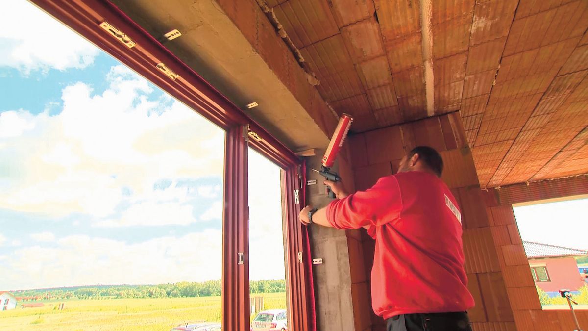 Prostor mezi rámem okna a okolní stavební konstrukcí se vyplňuje polyuretanovou pěnou, která má velmi dobré tepelně izolační vlastnosti.