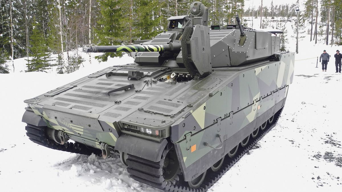 Nová verze švédského obrněnce CV-90 na střelnici u Baltského moře. 