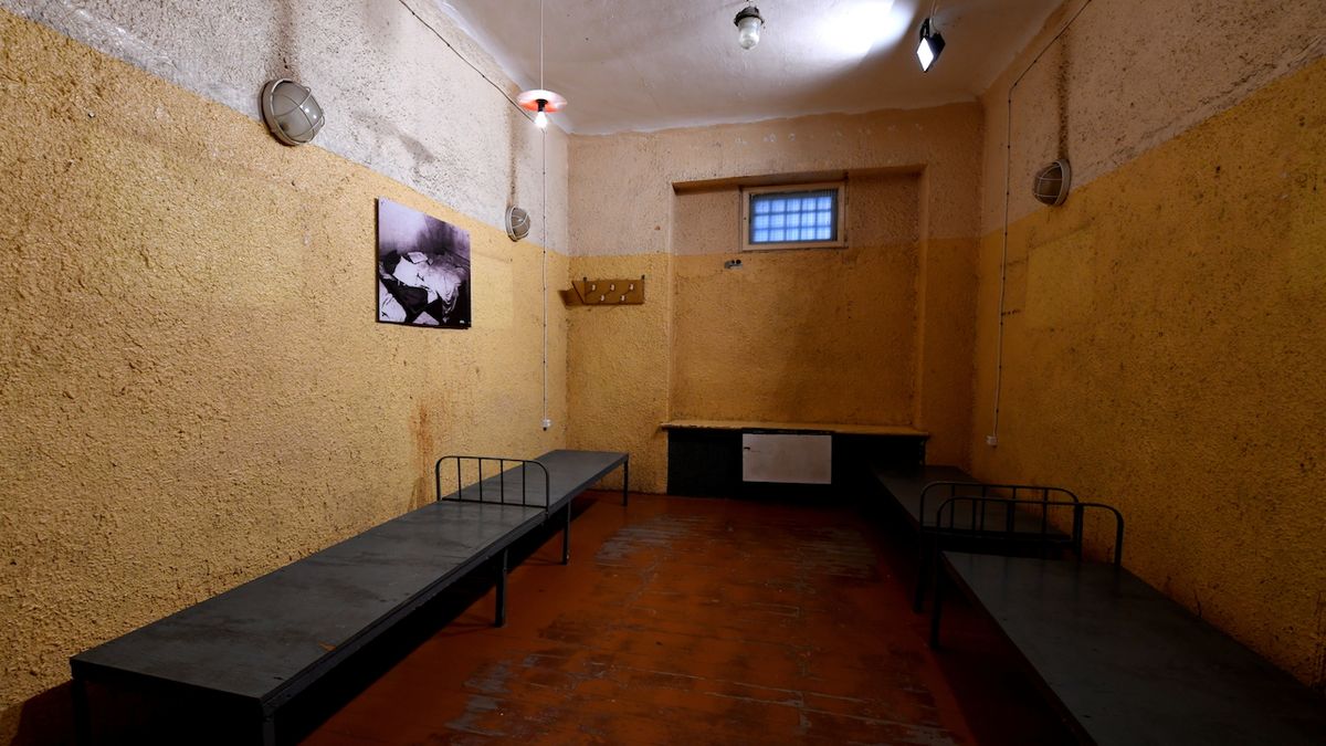 V této místnosti se mačkalo i více než 20 vězňů. Světla svítila naplno, aby se jim špatně spalo. Mřížované okno bylo zatemněné.