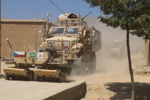 Nedělní průjezd konvoje NATO afghánskou provincií Parván