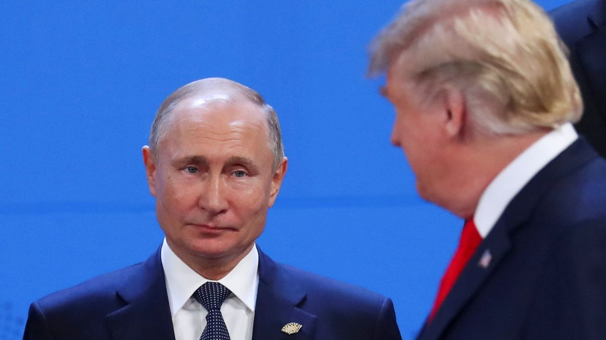 Americký prezident Donald Trump (vpravo) a jeho ruský protějšek Vladimir Putin v průběhu summitu G20 v argentinském Buenos Aires.