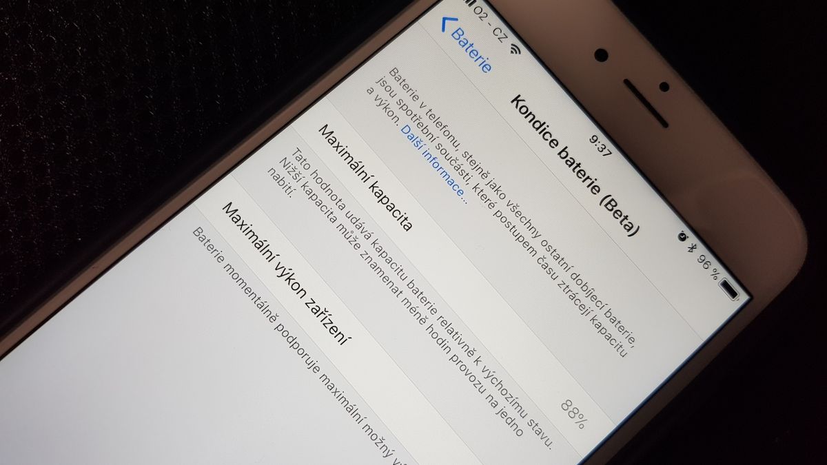 Testovací verze iOS nabízí informace o aktuálním stavu baterie.