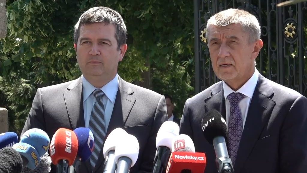 Premiér Andrej Babiš a vicepremiér Jan Hamáček po jednání s prezidentem Milošem Zemanem v Lánech