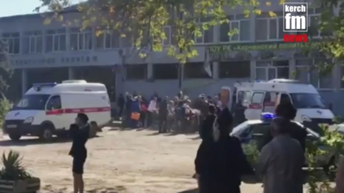 Sanitky na místě výbuchu v kerčské škole