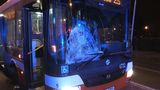 Autobus u zastávky v Praze srazil dvě mladé ženy