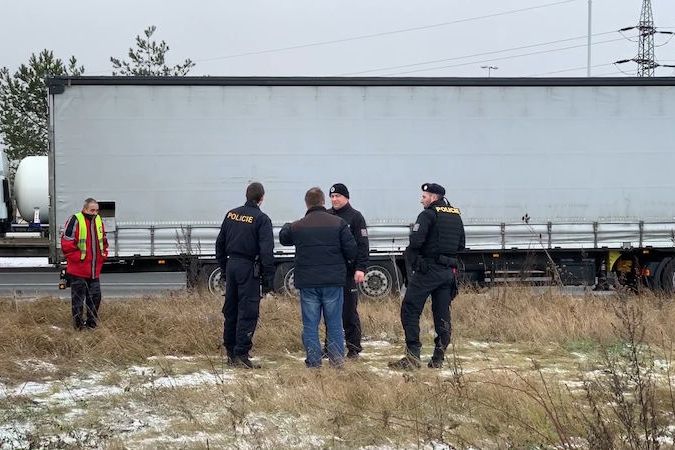 BEZ KOMENTÁŘE: V kamionu na Pražském okruhu se ukrývali běženci