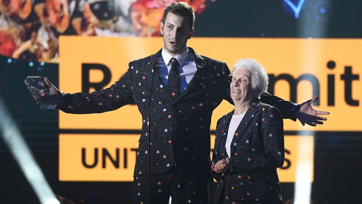 Americký fotbalista Ross Smith se svoji 92letou babičkou